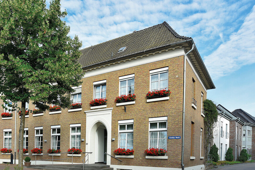 Der Altbau des St. Marien - Haus für Senioren in Kalkar-Grieth liegt direkt am Griether Markt.