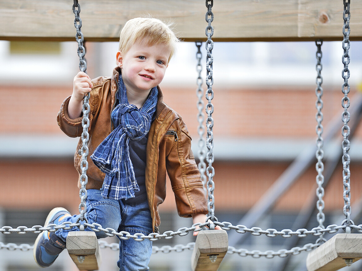 Anton Lorenzen auf dem Spielplatz. Anton kam als Frühchen zur Welt und hat sich dank perfekter Betreuung ganz normal entwickelt.