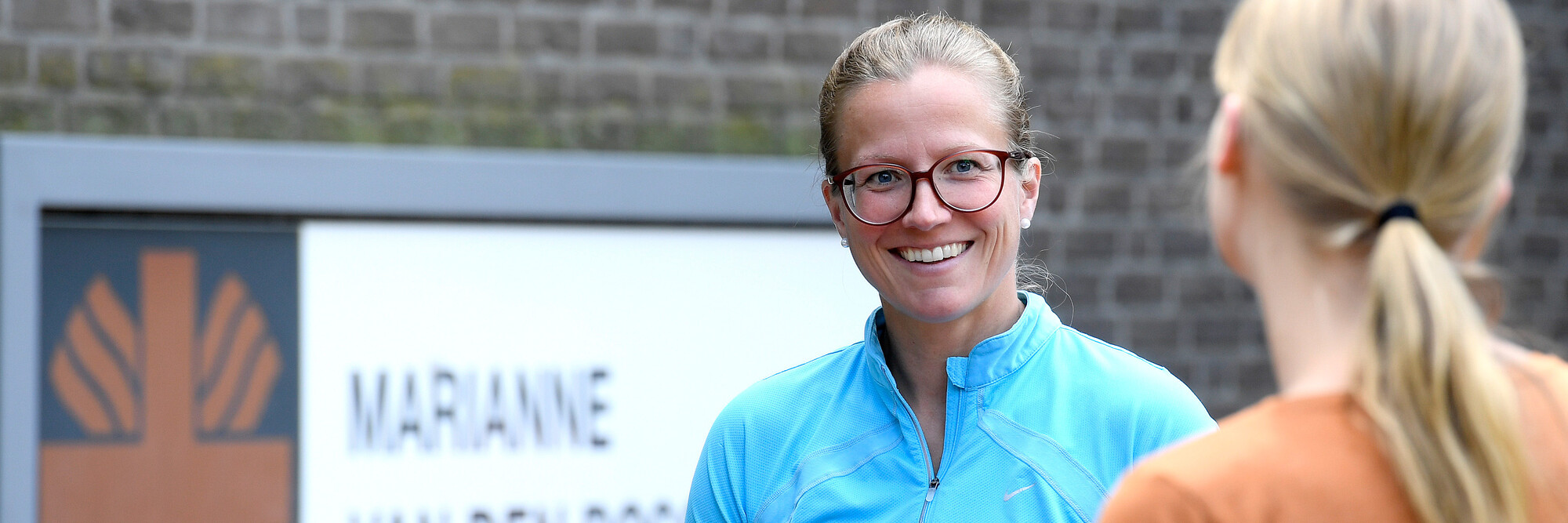 Eine Mitarbeiterin des Marianne van den Bosch Hauses im Gespräch mit einer Mitarbeiterin.