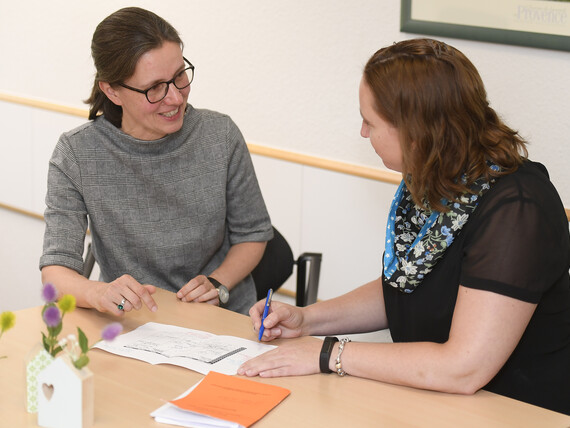 Beratungsgespräch mit einer Mutter im Marianne van den Bosch Haus.