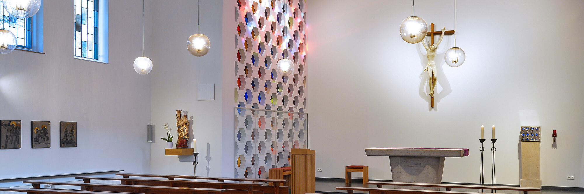 Blick auf den Altar der Kapelle im St.-Antonius-Hospital Kleve.