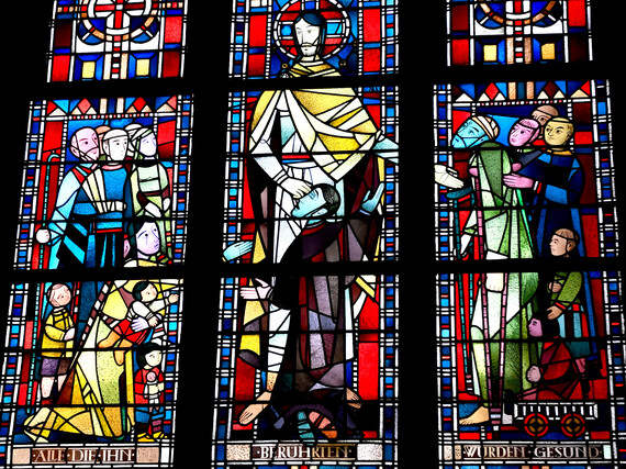 Ein Fenster in der Kapelle des Marienhospitals. Eine Inschrift sagt: Alle, die ihn berührten, wurden gesund.