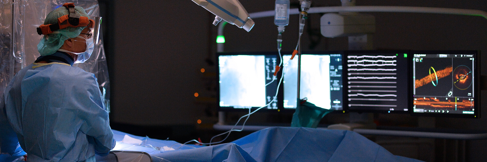 Dr. Norbert Bayer, Chefarzt der Klinik für Kardiologie und Nephrologie, bei einer Herzkatheteruntersuchung im Herzkatheterlabor des St.-Antonius-Hospitals Kleve.