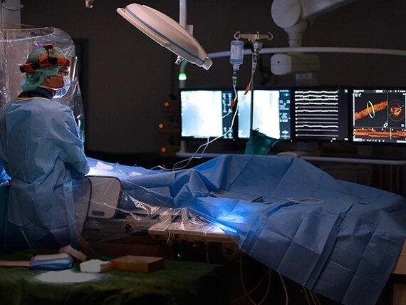 Dr. Norbert Bayer, Chefarzt der Klinik für Kardiologie und Nephrologie, bei einer Herzkatheteruntersuchung im Herzkatheterlabor des St.-Antonius-Hospitals Kleve.