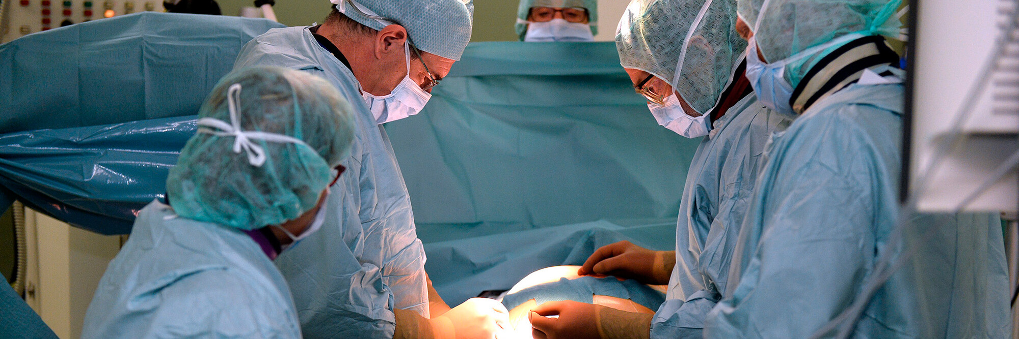 Dr. Patrick Berg, Chefarzt der Klinik für Gefäßchirurgie am Marienhospital Kevelaer, mit seinem Team während einer Operation.