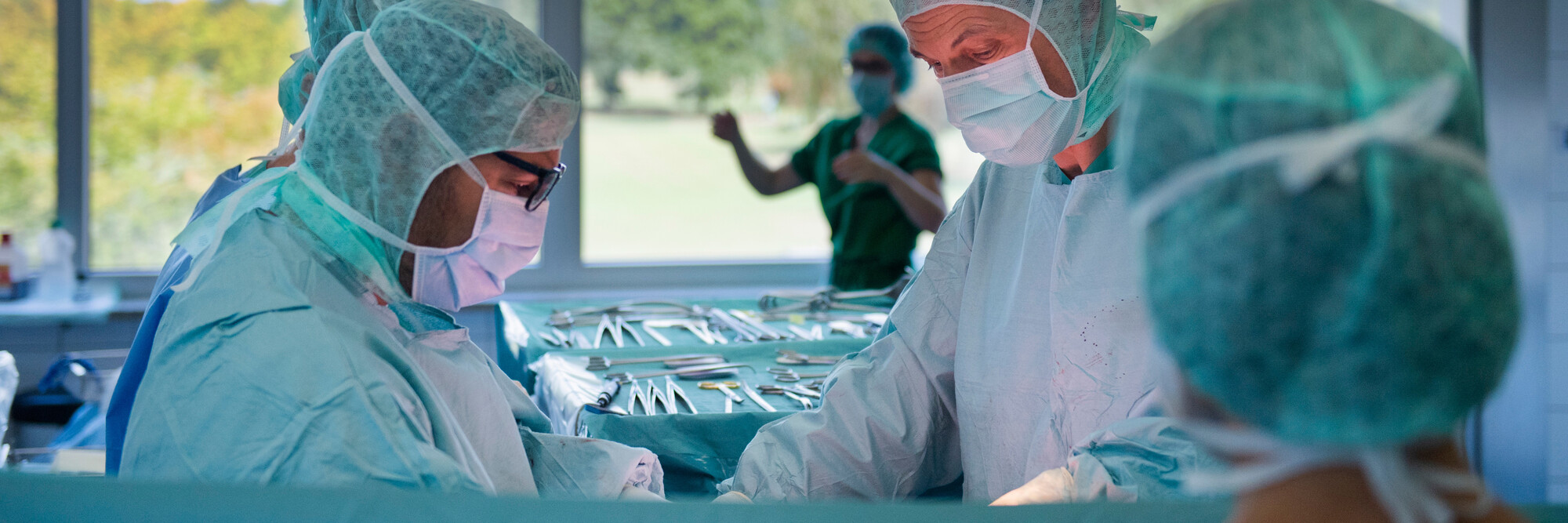 Das Team der Klinik für Allgemein-, Viszeral- und spezielle Viszeralchirurgie bei einer Operation.