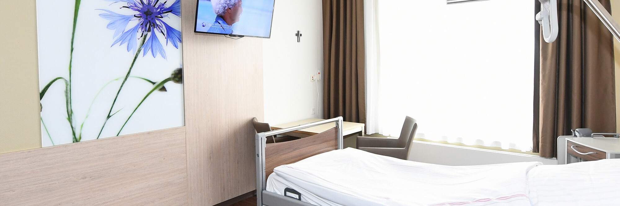 Patientenzimmer im neuen Bettenhaus des St.-Antonius-Hospitals Kleve - sehr hell, freundlich und modern gestaltet.