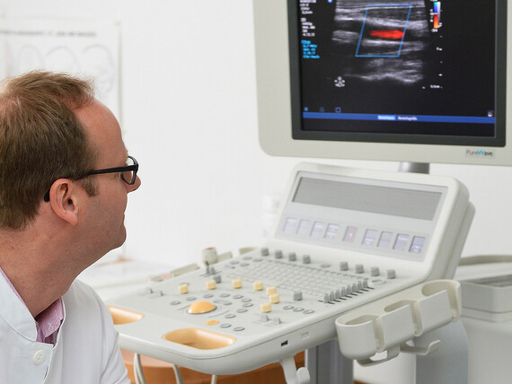 Dr. Klaus-Dieter Willenborg, Chefarzt der Klinik für Neurologie und klinische Neurophysiologie, bei einer Doppler- und Duplexsonographie der hirnversorgenden Arterien.