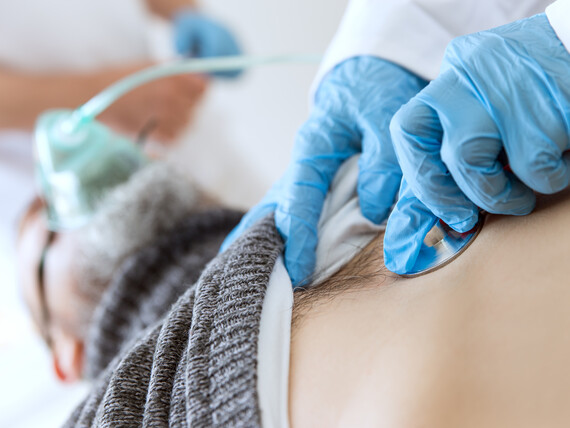 Pneumologische Untersuchung eines beatmeten Patienten.