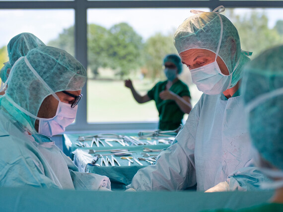 Das Team der Klinik für Allgemein-, Viszeral- und spezielle Viszeralchirurgie bei einer Operation.