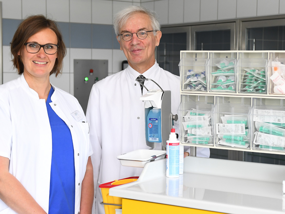 Stefanie Untiedt und Professor Braun in den Räumen der chirurgischen Praxis des MVZ Karl Leisner.