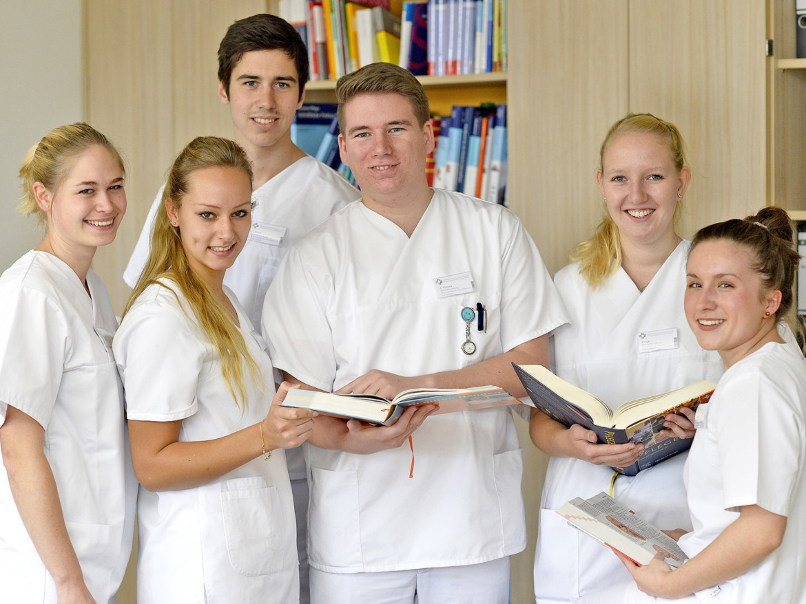 Sechs Studentinnen und Studenten der Bildungsakademie lächeln in die Kamera.