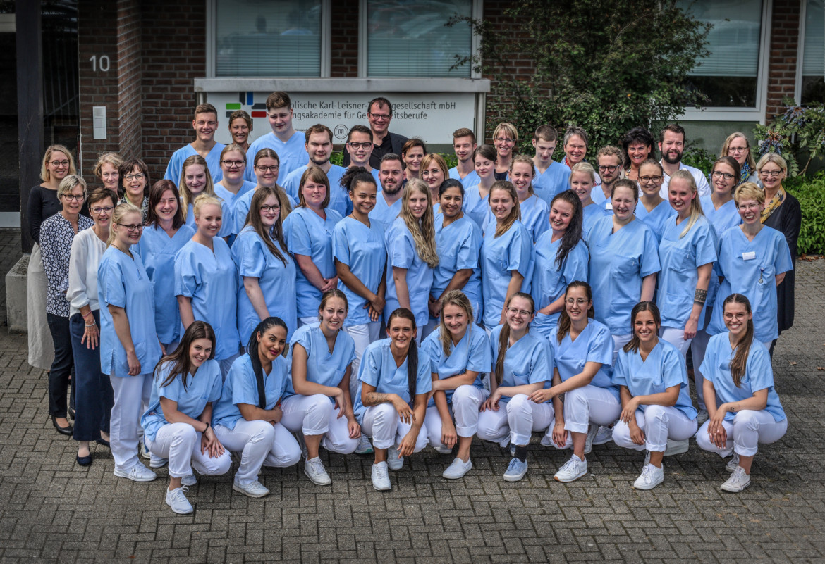 Die 40 Absolventinnen und Absolventen der Bildungsakademie für Gesundheitsberufe im Jahr 2019.