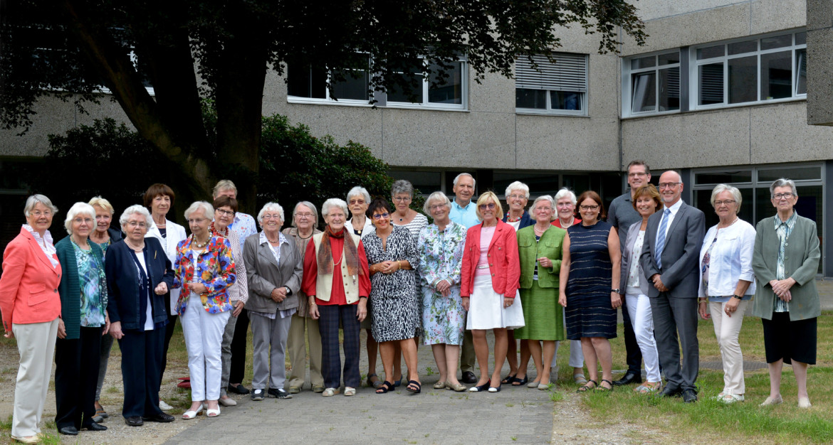 Gruppenfoto: Die Mitglieder der ehrenamtlichen Krankenhaushilfe feiern das 40-jährige Jubiläum.