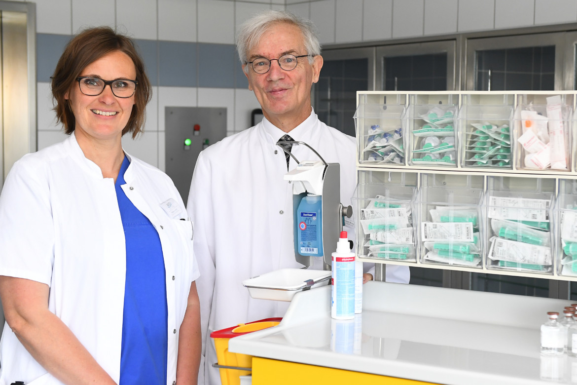 Stefanie Untiedt und Professor Braun in den Räumen der chirurgischen Praxis des MVZ Karl Leisner.