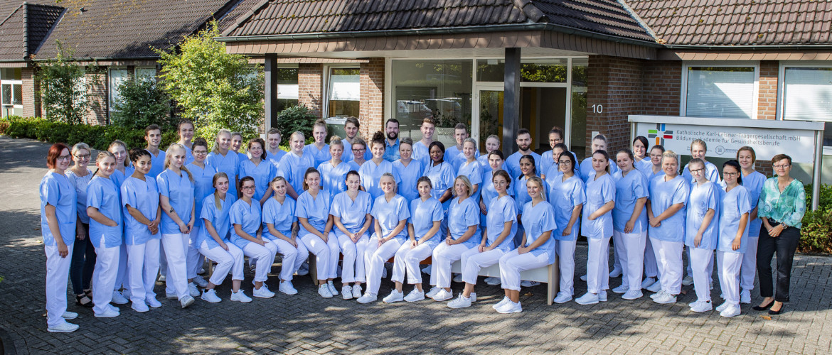 Gruppenfoto: Die neuen Auszubildenden der Bildungsakademie für Gesundheitsberufe (BAG).
