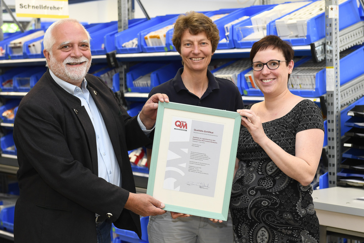 Freuen sich über die Rezertifizierung der Klinikapotheke (v.l.): Detlef Stapelfeldt (Leitender Apotheker und Centerleiter), Antje Heerma und Inés Herrmann (Apothekerinnen und Qualitätsmanagementbeauftragte).