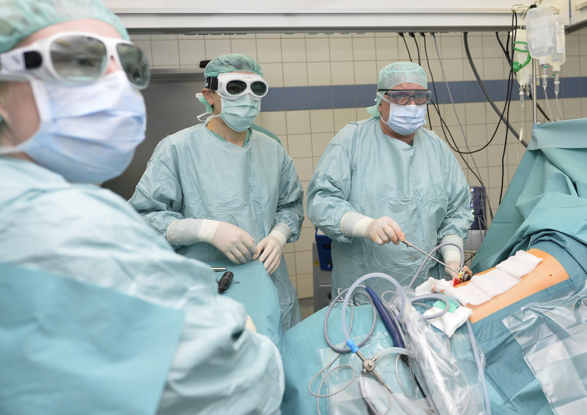 Dr. Andre Stobernack, Chefarzt der Klinik für Thoraxchirurgie, mit seinem Team bei einer Operation.