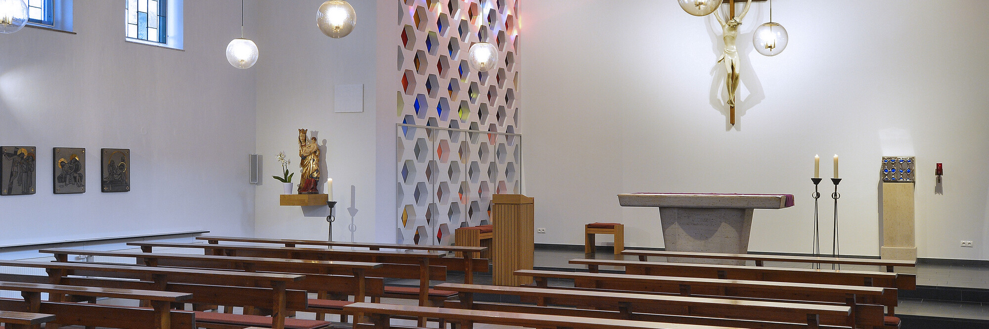 Blick auf den Altar der Kapelle im St.-Antonius-Hospital Kleve.
