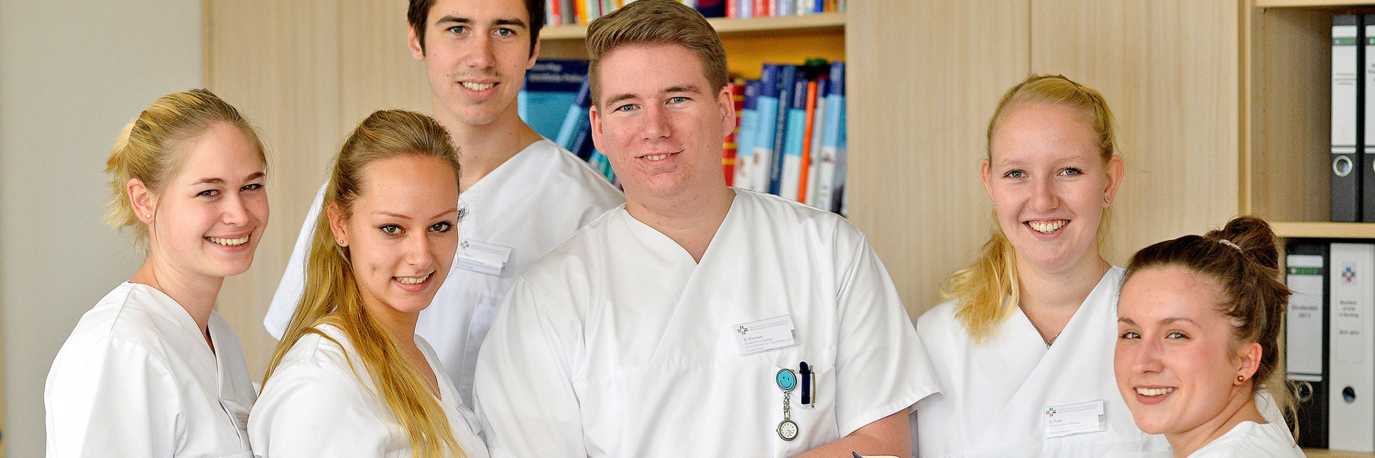 Sechs Studentinnen und Studenten der Bildungsakademie lächeln in die Kamera.