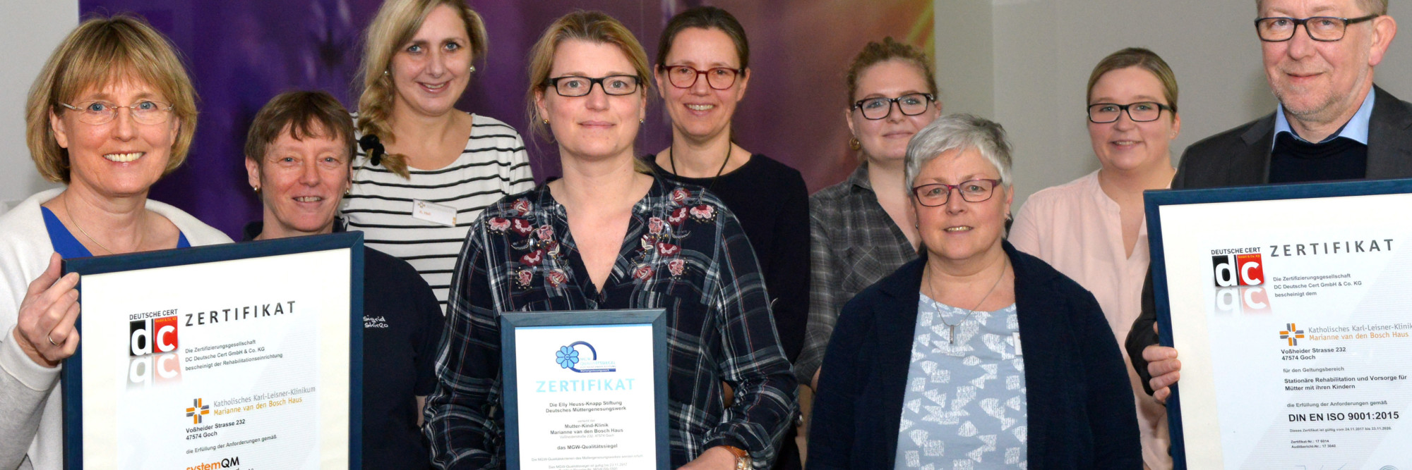 Das Team des Marianne van den Bosch Hauses präsentiert stolz die Zertifikate des Kurhauses.