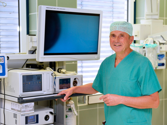 Dr. Attig, leitender Arzt der Klinik für Allgemeinchirurgie, Koloproktologie und minimalinvasive Chirurgie, im Operationssaal.