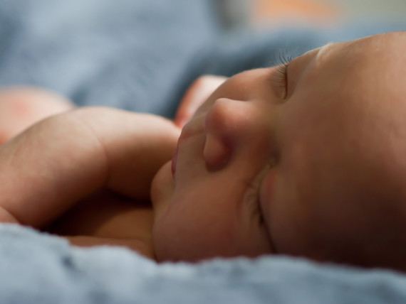Ein Baby schläft - fotografiert aus nächster Nähe.
