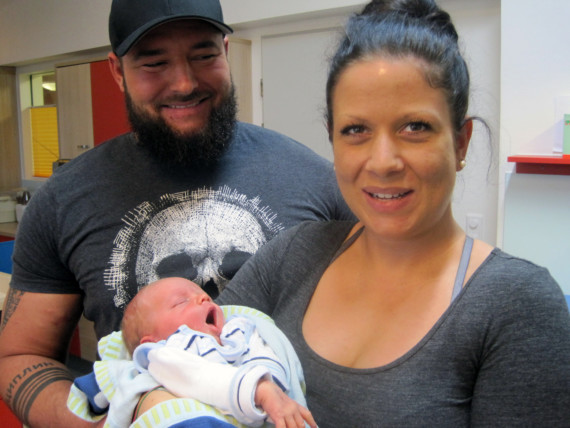 Laura Reinders und Phillipp van Onna mit Neujahrsbaby Adrian.