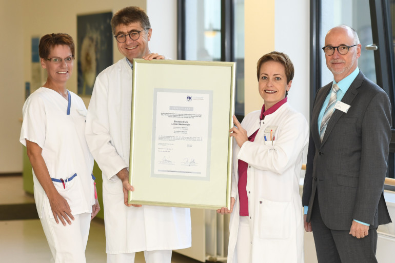Freuen sich über die erfolgreiche Rezertifizierung des Brustzentrums: Breast-Care-Nurse Antonia Wertz, Chefarzt Dr. Lubos Trnka, Leitende Oberärztin Dr. Katrin van Heumen und Geschäftsführer Bernd Ebbers (v.l.)