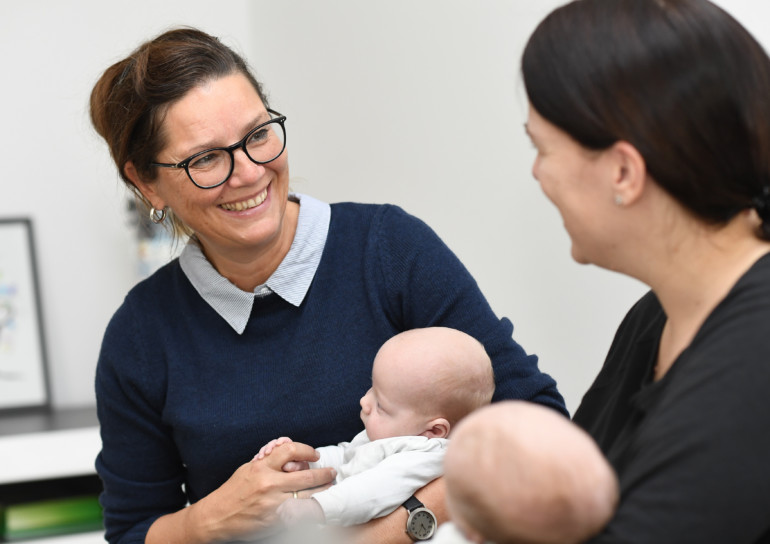 Karin Sanders, Leitung des Bunten Kreises Kleverland, im Gespräch mit einer Mutter von Zwillingen.