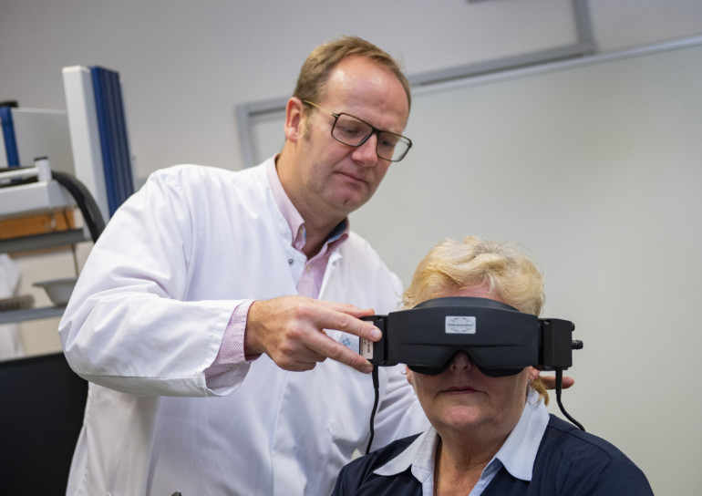 Chefarzt Dr. Klaus-Dieter Willenborg bei der Schwindeldiagnostik. Auch eine Videoanalyse der Augenbewegungen kann helfen.