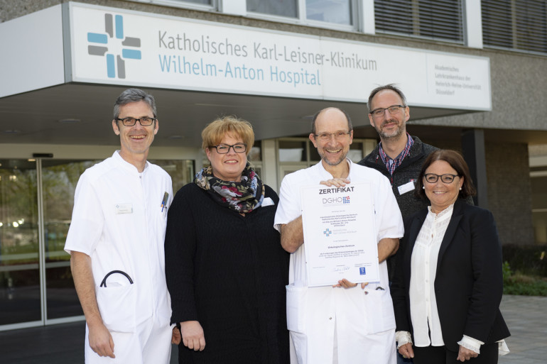 Onkologisches Zentrum am Wilhelm-Anton-Hospital: Das Team freut sich über die Zertifizierung.