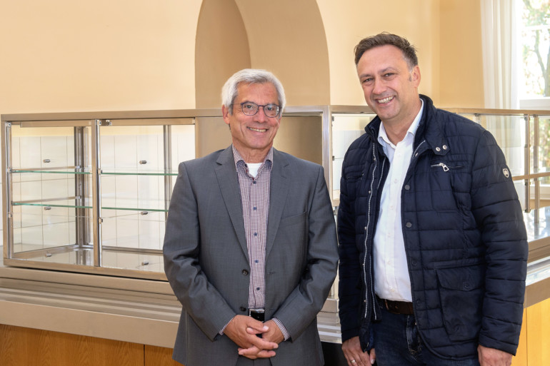 Gerd Waldhausen, Präsident des Landgerichts Kleve (l.), und DELI K-Verpflegungsmanager Bernd Knipper freuen sich auf den Start des Kantinenbetriebs.