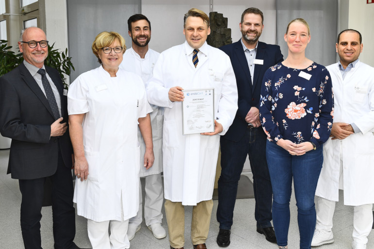 Zertifizierung als Endoprothetikzentrum: Das Team freut sich über die Urkunde.