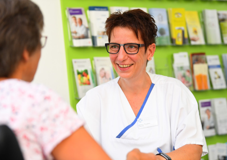 Bettina Theyßen, Pflegetrainerin des St.-Antonius-Hospitals Kleve, im Beratungsgespräch.