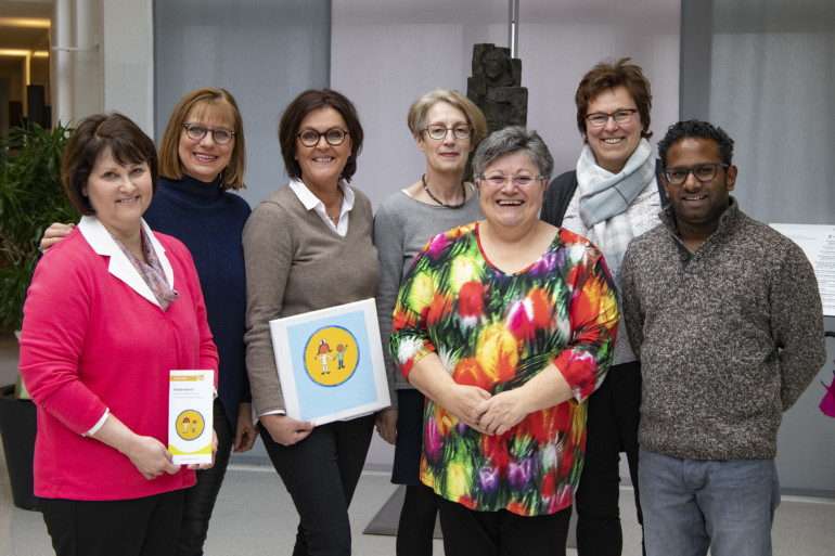 Der Vorstand des Fördervereins der Kinderklinik präsentiert sich stolz zum 20-jährigen Jubiläum.