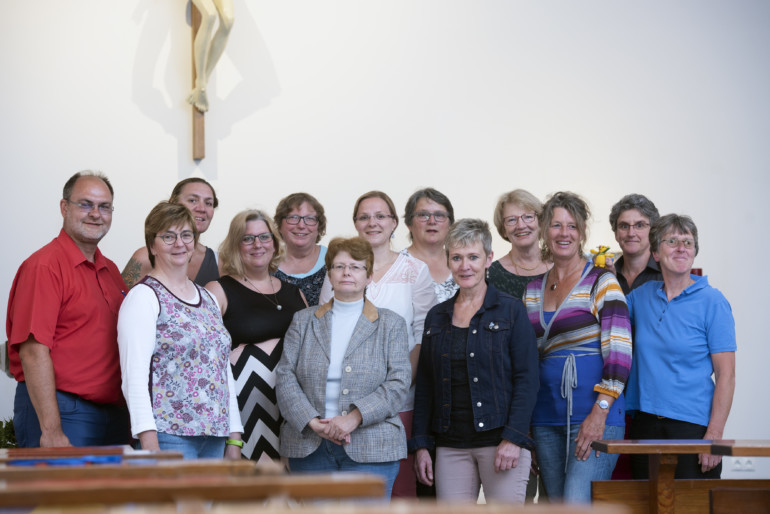 Gruppenfoto nach dem Abschlussgottesdienst der neuen Hospizbegleiter.