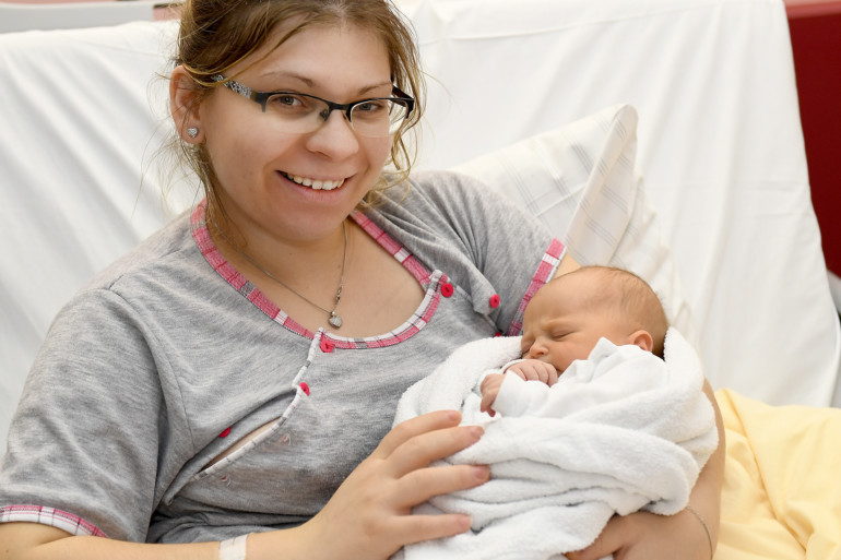 Das erste Baby im Jahr 2019: Lena Januszek mit Mutter Edyta Zubilwewicz.