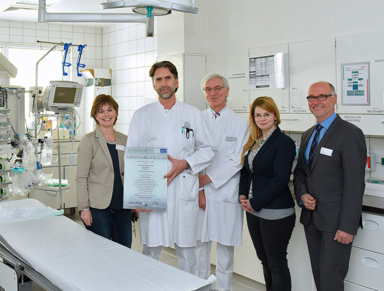 Freuen sich über die Zertifizierung des Traumazetrums: Pflegedirektorin Anett Jaschner, Oberarzt Dr. Thomas Bertrams, Chefarzt Prof. Dr. Christof Braun, Leitung Qualitätsmanagement Marlies Hanspach und Geschäftsführer Bernd Ebbers (v.l).